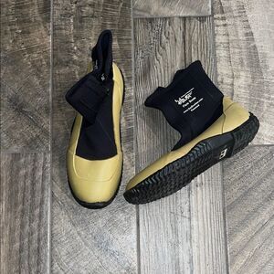 Everlast hunting & fishing Black and Tan Rain & Snow Boots